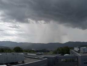 ライブカメラ画像2（黒雲・雨柱）